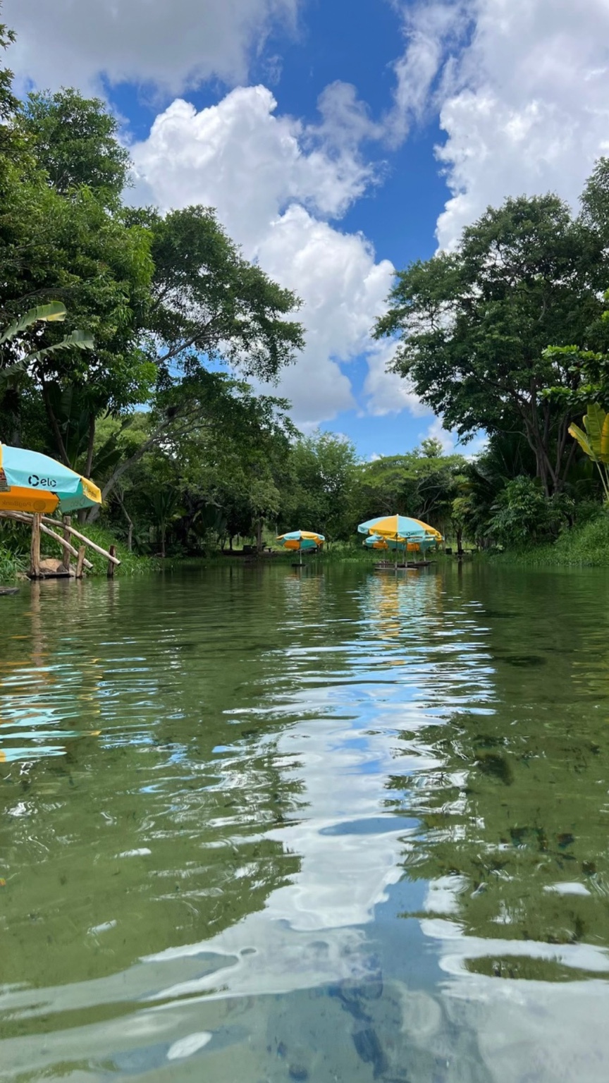 Águas da Fazenda Canto das Águas sob céu azul